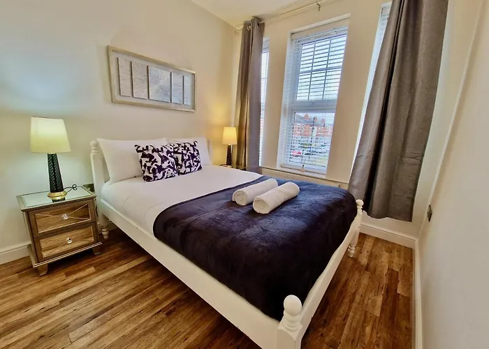 Spacious Luxury Serviced Apartment Next To City Centre With Free Parking - Contractors & Relocators